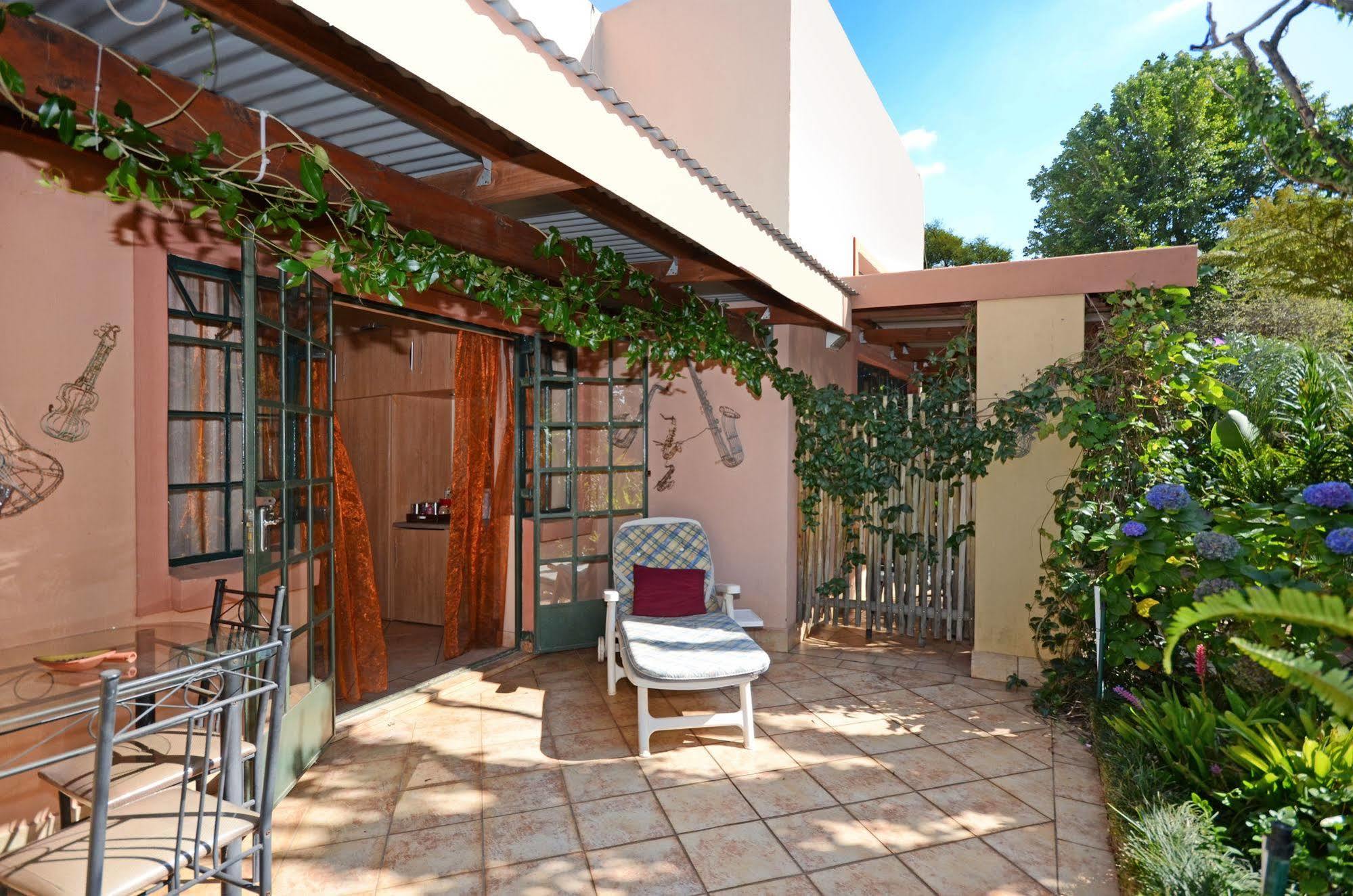 Cherry Tree Cottage B&B Linden Йоханнесбург Экстерьер фото
